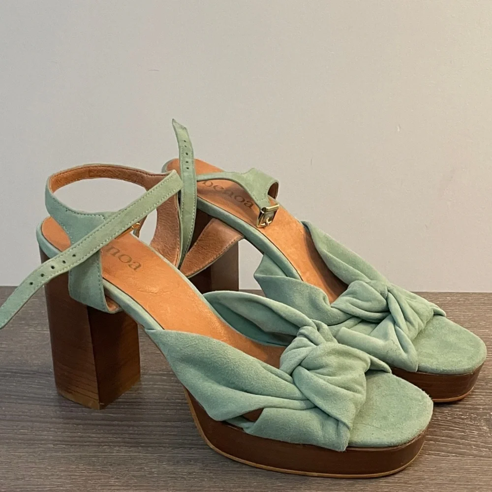 🌿✨BENOA Sage Green Suede Platform Heels - Picture 6 of 11